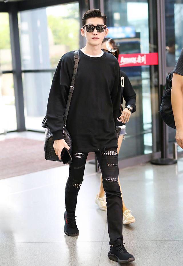 张翰在机场穿拖鞋帮助小孩，却遭网友痛斥素质太差_娱乐_腾讯网