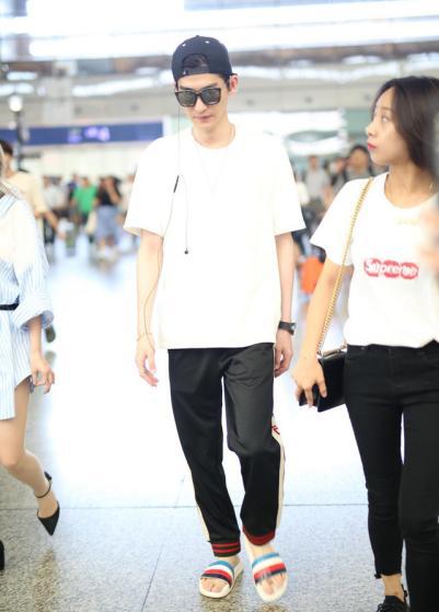 张翰在机场穿拖鞋帮助小孩，却遭网友痛斥素质太差_娱乐_腾讯网