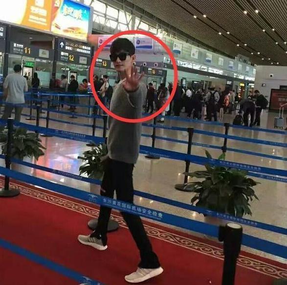 张翰在机场穿拖鞋帮助小孩，却遭网友痛斥素质太差_娱乐_腾讯网