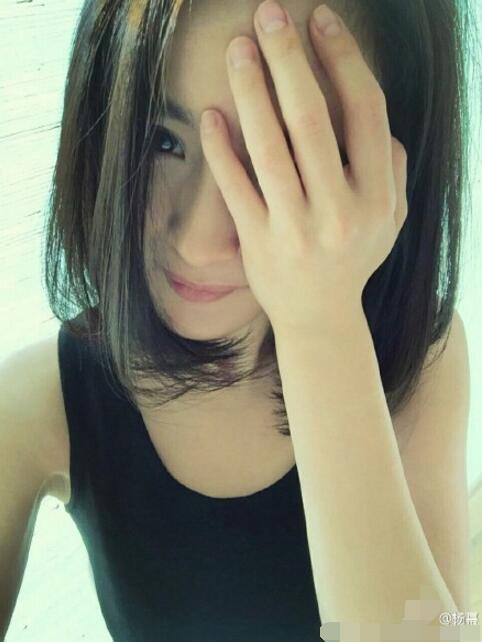 杨幂遮半边脸称依然是美女 网友:这自恋给满分