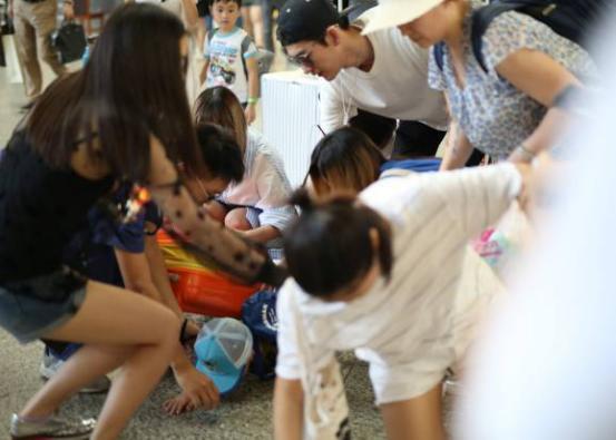 张翰在机场穿拖鞋帮助小孩，却遭网友痛斥素质太差_娱乐_腾讯网