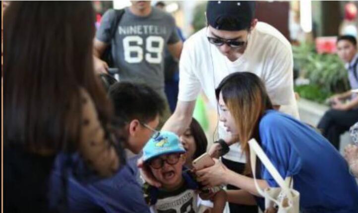 张翰在机场穿拖鞋帮助小孩，却遭网友痛斥素质太差_娱乐_腾讯网