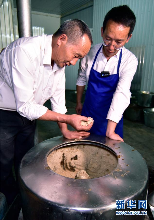 云南弥勒：古法制糖熬出村民甜蜜生活