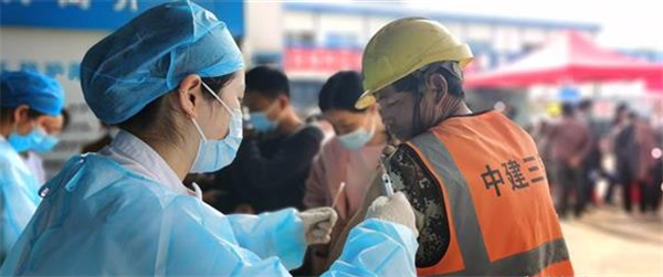 武汉：地下管廊工地上 千余农民工接种新冠疫苗_fororder_图片1