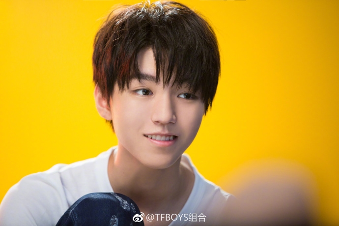 组图：家有少年初长成 18岁王俊凯酷萌风格无缝切换