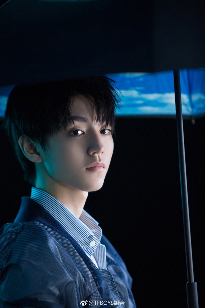 组图：家有少年初长成 18岁王俊凯酷萌风格无缝切换