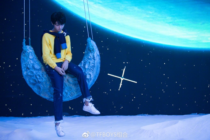 组图：家有少年初长成 18岁王俊凯酷萌风格无缝切换