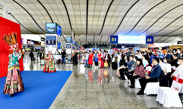 广元文旅助力“赏花浪漫季-多彩贵州”号高铁动车组首发营销宣传_fororder_首发仪式现场