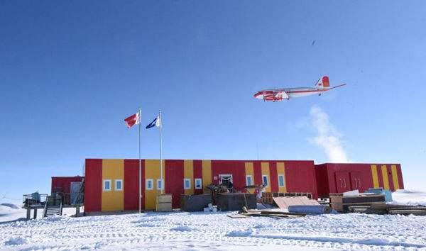 中国首架极地固定翼飞机成功飞越南极昆仑站
