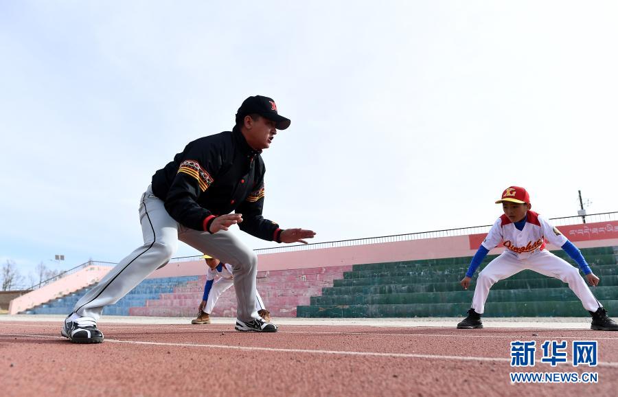 Kungiyar wasan kwallon gora ta baseball wadda ta tara ‘yan wasan kanana masu kabilar Tibet kimanin 50_fororder_1127183295_16151712414031n