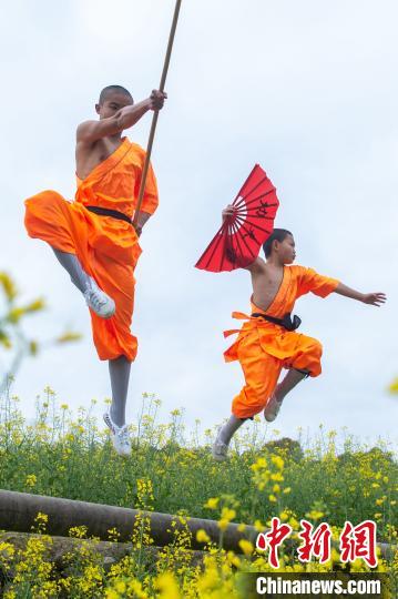 Ga yadda masu wasan Kung Fu mai salon Shaolin na kudancin kasar Sin suke yin wasan_fororder_132018810_zsite