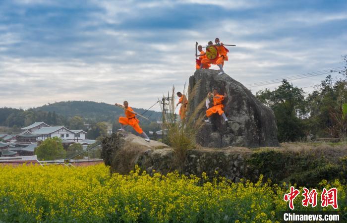 Ga yadda masu wasan Kung Fu mai salon Shaolin na kudancin kasar Sin suke yin wasan_fororder_132018830_zsite