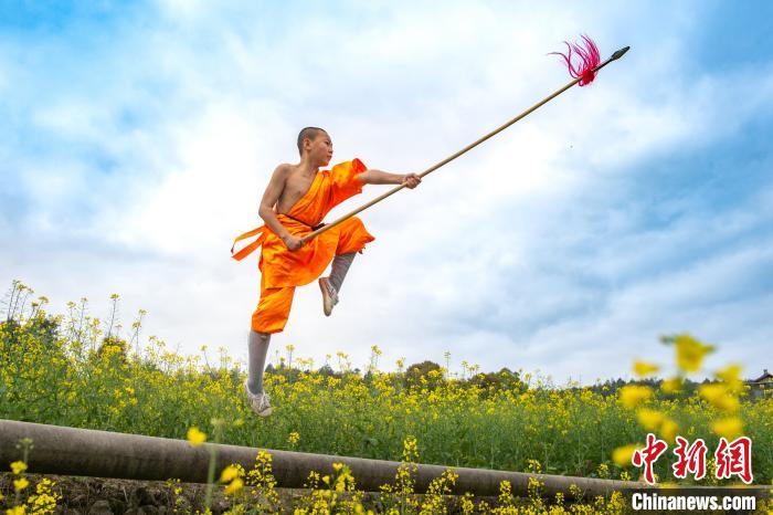 Ga yadda masu wasan Kung Fu mai salon Shaolin na kudancin kasar Sin suke yin wasan_fororder_132018820_zsite