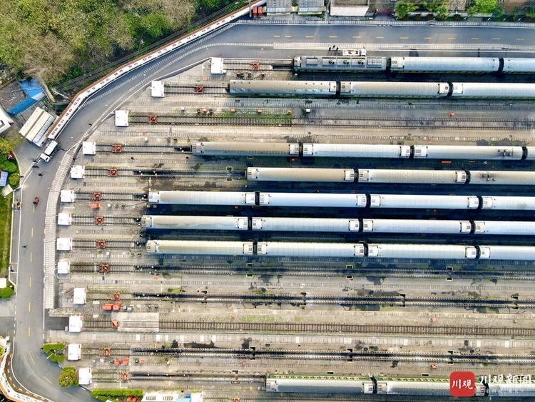 航拍成都车辆段:客车整装待发 来春游吧