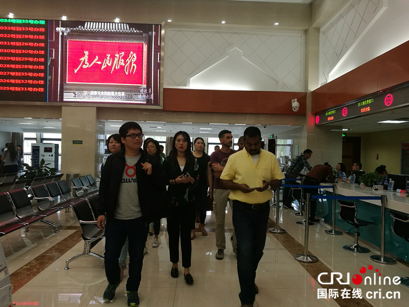 图片默认标题_fororder_丝路大V中国行活动记者们在市民大厅参观采访