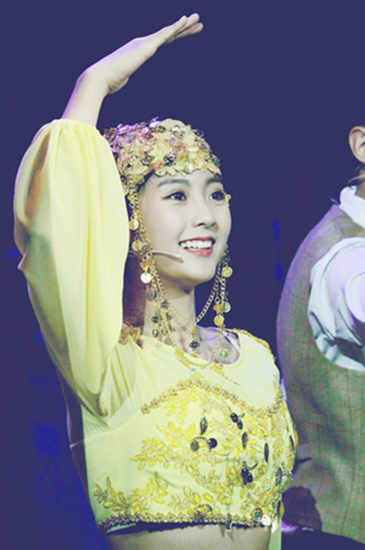 《一年级》大学季邢菲舞衣扮相灵气逼人 获上戏证书