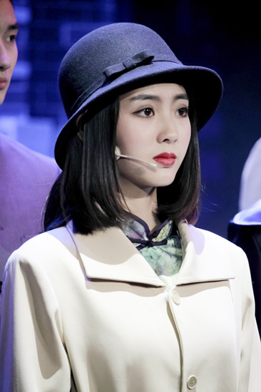 《一年级》大学季邢菲舞衣扮相灵气逼人 获上戏证书