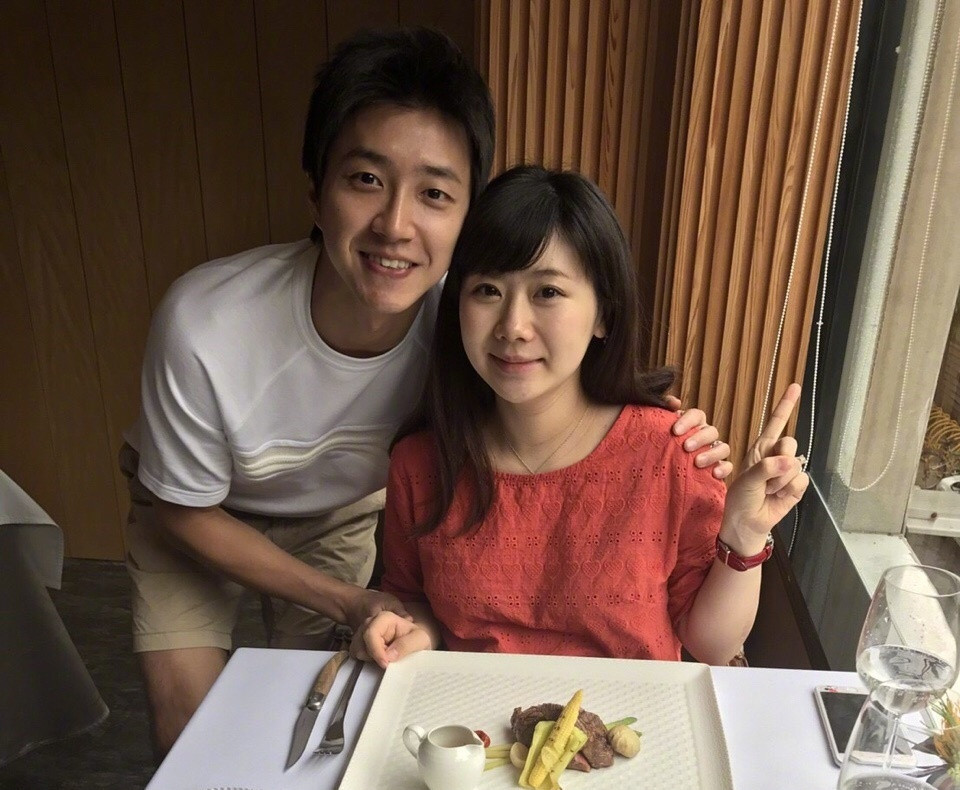 娱乐 明星 >>正文     9月22日凌晨,福原爱在微博上晒出了自己与老公