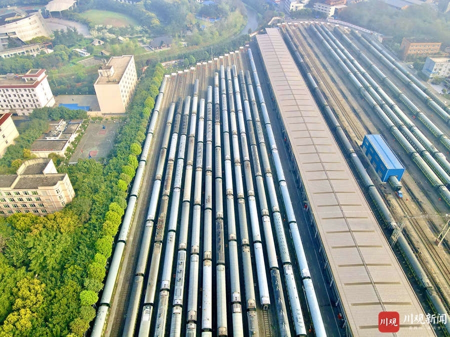 （转载）航拍成都车辆段：客车整装待发 来春游吧