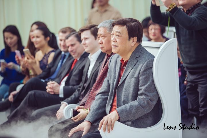 还记得《武林外传》的吕秀才吗?他娶主播娇妻儿女双全