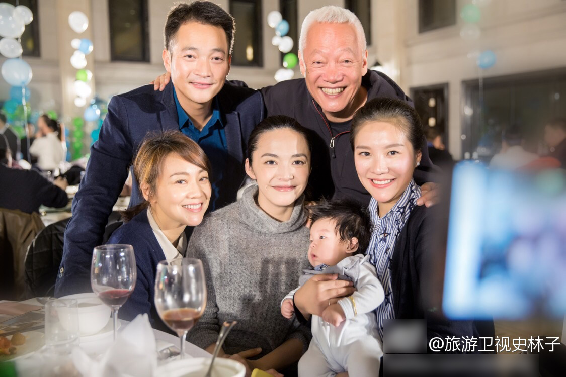 还记得《武林外传》的吕秀才吗?他娶主播娇妻儿女双全