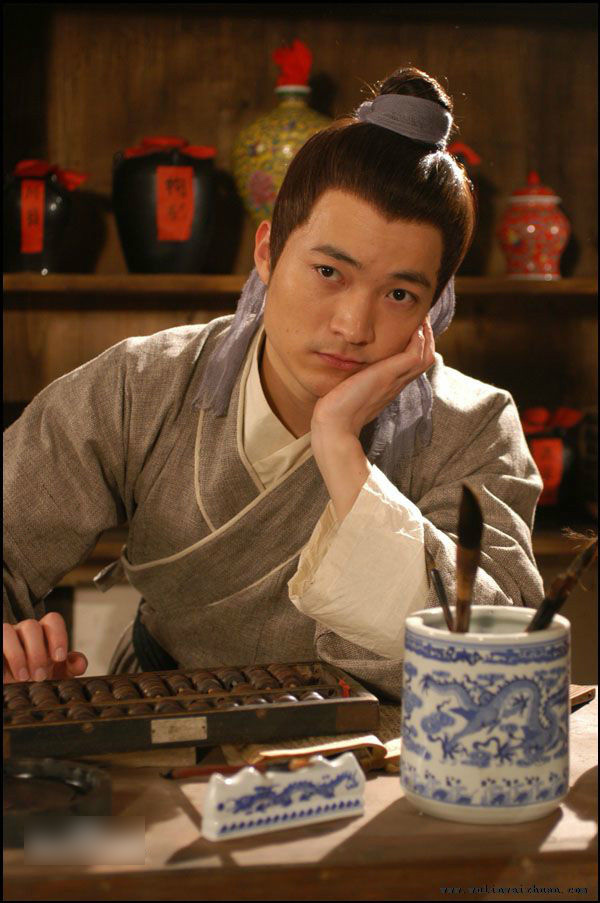 还记得《武林外传》的吕秀才吗?他娶主播娇妻儿女双全