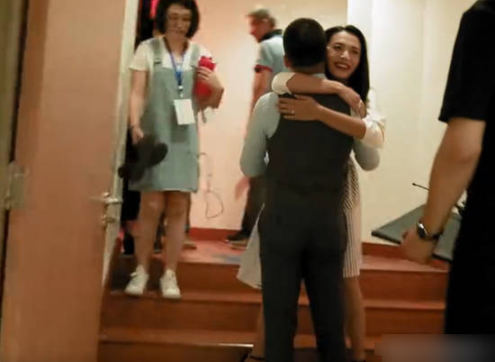 还记得《武林外传》的吕秀才吗?他娶主播娇妻儿女双全