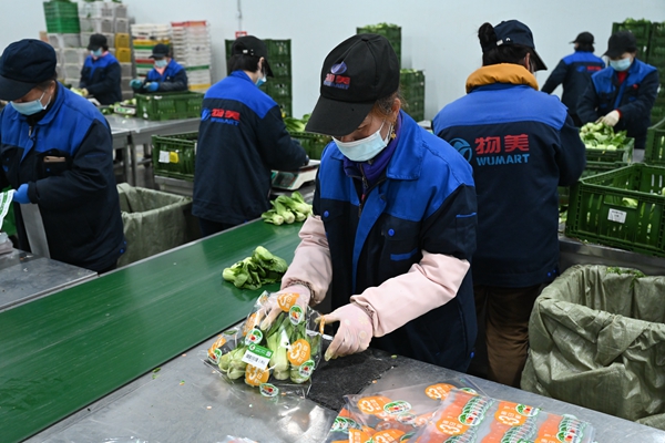 【食品专题】加强食品安全管控 物美首次开放“每日鲜”包装菜加工厂