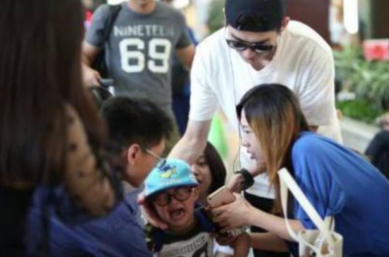 张翰在机场帮助小孩 却因为这个遭网友痛斥