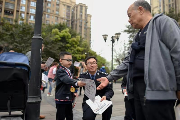 重慶南岸警方評選“反詐小明星” 助推全民反詐陣地擴展_fororder_圖片2