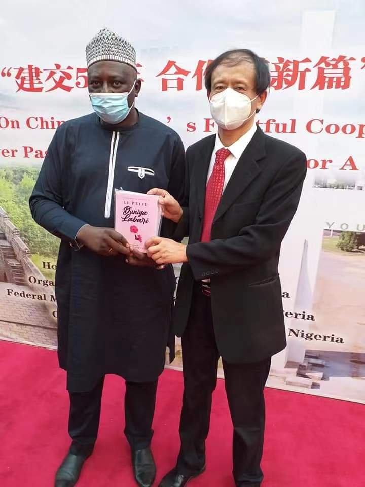Denja Abdullahi: Dan Najeriya dake kokarin fassara littattafan kasar Sin daga harshen Turanci zuwa Hausa(A)_fororder_微信图片_20210330163222