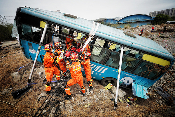 四川举行跨区域地震救援演练 首用单兵机械外骨骼和360°立体成像_fororder_救援演练现场-摄影-华小峰