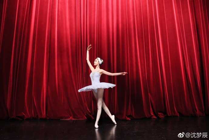 组图：沈梦辰优雅芭蕾照 身穿白色纱裙体态柔软轻盈