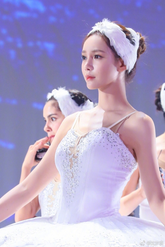 组图：沈梦辰优雅芭蕾照 身穿白色纱裙体态柔软轻盈