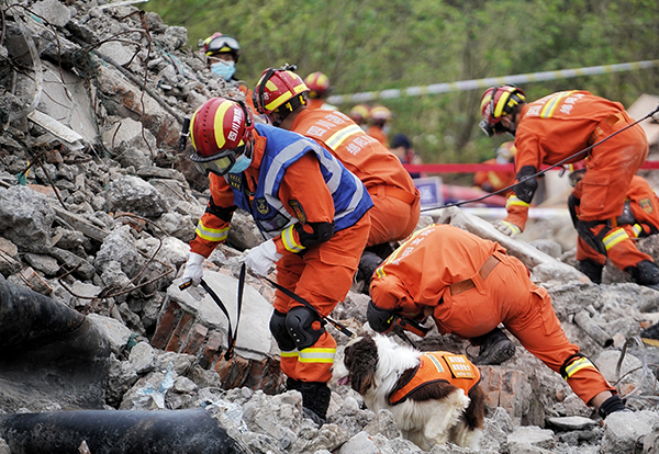 四川举行跨区域地震救援演练 首用单兵机械外骨骼和360°立体成像_fororder_搜救演练现场-摄影-华小峰1