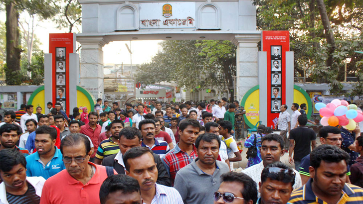 আপন আলোয় (৮) : দর্শক থাকবে নাটকের শক্তিতে, গিমিকে নয় -- আতাউর রহমান_fororder_文化4