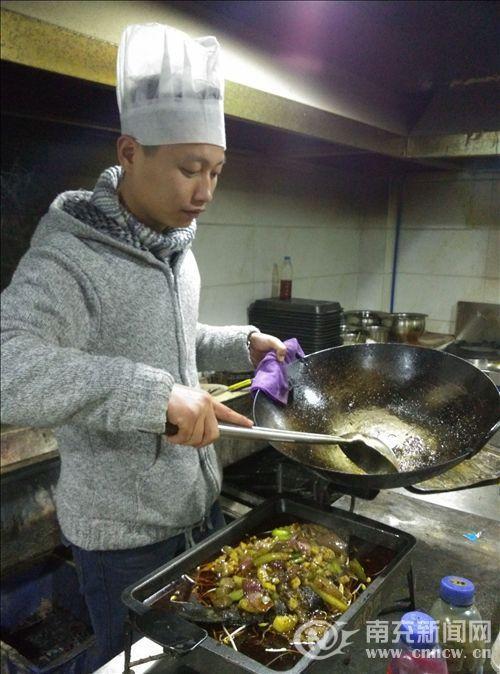 理工男不搞機械愛美食 轉行當廚師月收入過萬