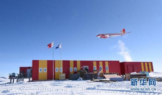 中国首架极地固定翼飞机飞越南极昆仑站(图)