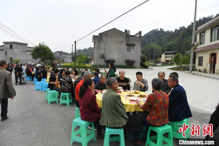 ชนบทนครฉงชิ่งจัด “เลี้ยงโต๊ะจีนข้างถนน” ดึงดูดนักท่องเที่ยวลองชิมอาหารถิ่น_fororder_132215430_zsite
