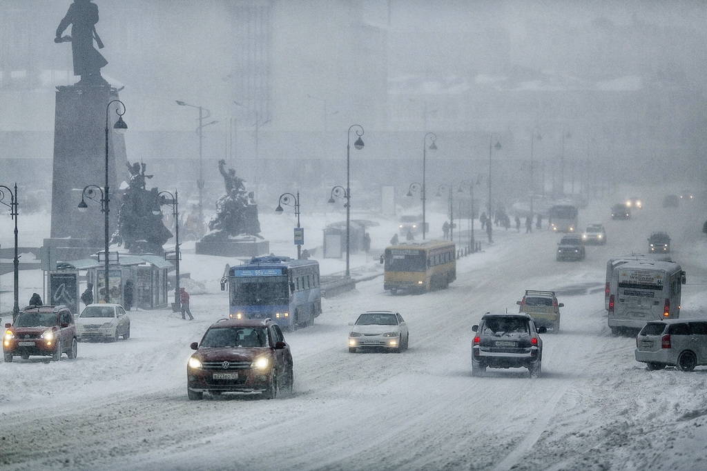俄罗斯远东南部地区遭遇暴风雪 符拉迪沃斯托克交通受到严重影响