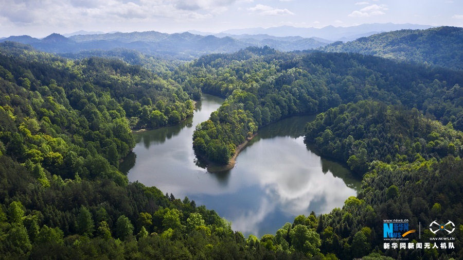 近日,航拍江西广昌沿江乡中坊水库风景如画.