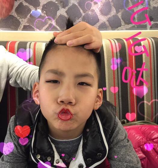 康康遭姐姐恶搞 涂红唇扎小辫秒变小逗比