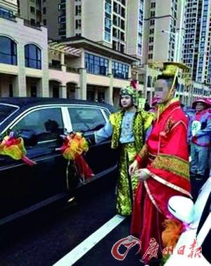 廣東現“土豪婚禮”:新娘脖子挂近百金鐲(圖)