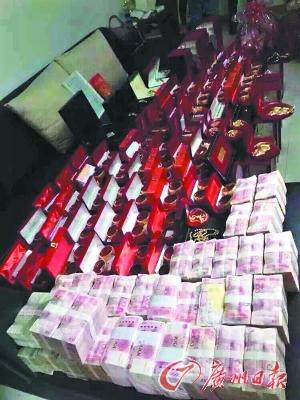 廣東現“土豪婚禮”:新娘脖子挂近百金鐲(圖)