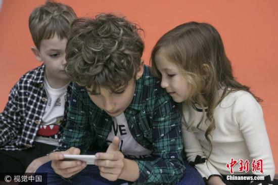 外報：一天滑手機80次 孩子網癮過高怎麼辦？
