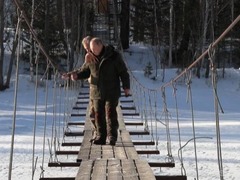 普京和俄防长在原始森林度周末：雪中驾车和漫步(图)
