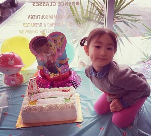 小奥莉4岁啦!李小鹏晒全家福为女儿庆生