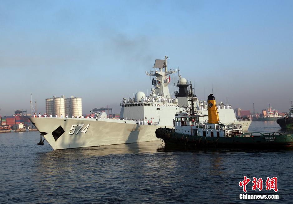 由导弹护卫舰柳州舰,三亚舰和综合补给舰青海湖舰组成的中国海军第二