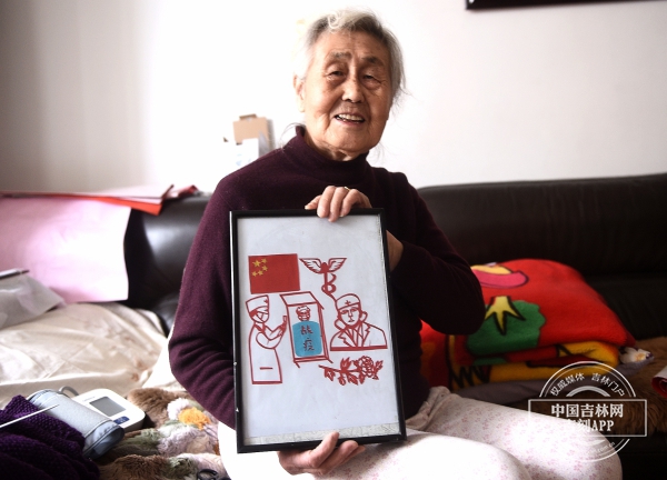吉林85岁老奶奶创作剪纸作品 点赞战“疫”医护人员