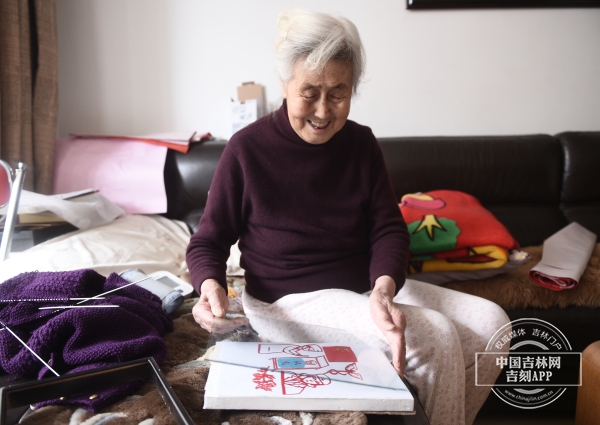吉林85岁老奶奶创作剪纸作品 点赞战“疫”医护人员